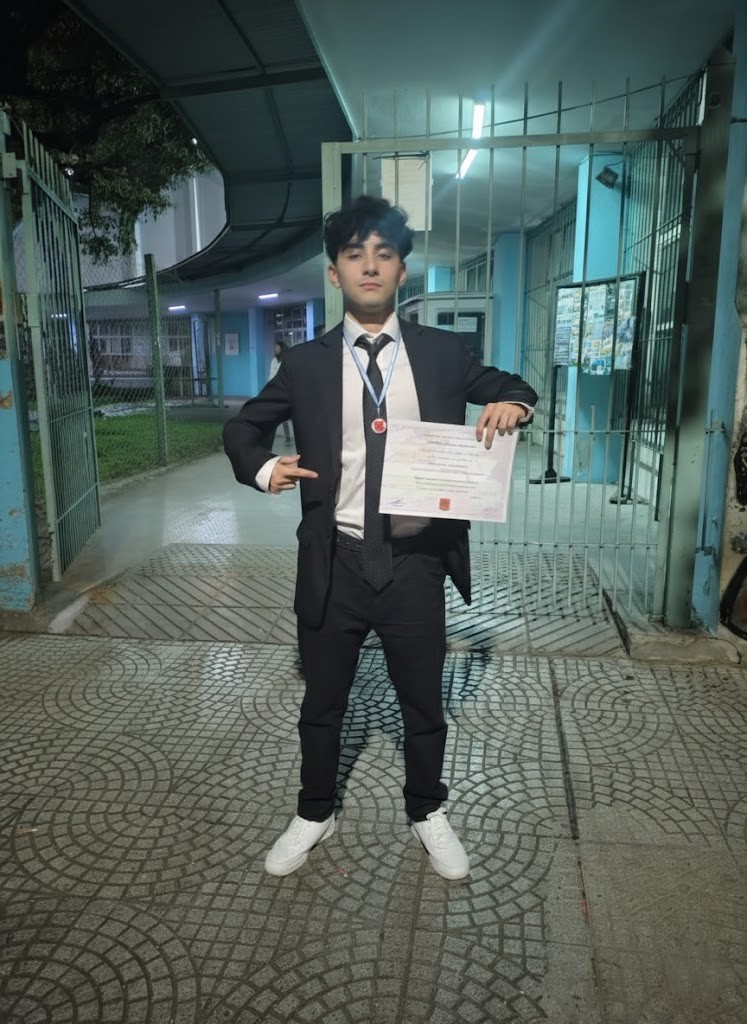 Matías egresado con título de Técnico en Computación